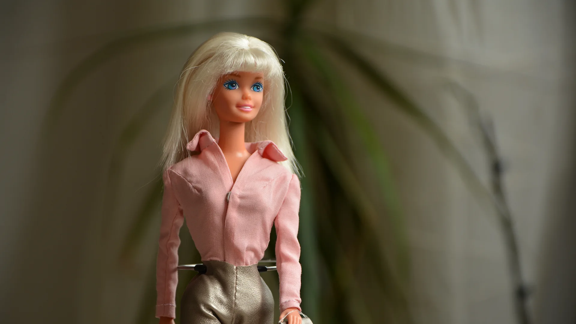 Eine Barbie-Puppe mit einem rosa Hemd.